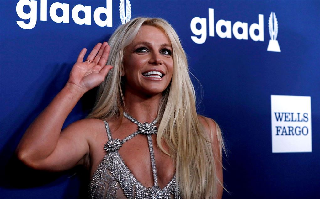 Britney Spears smiler på den røde løber