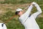 Golfspiller svinger køllen