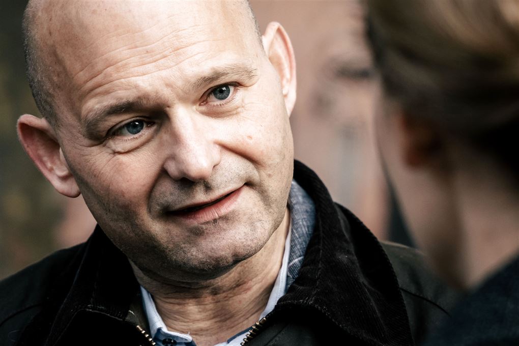 mand bliver interviewet af pressen