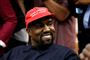 Kanye West med MAGA-kasket