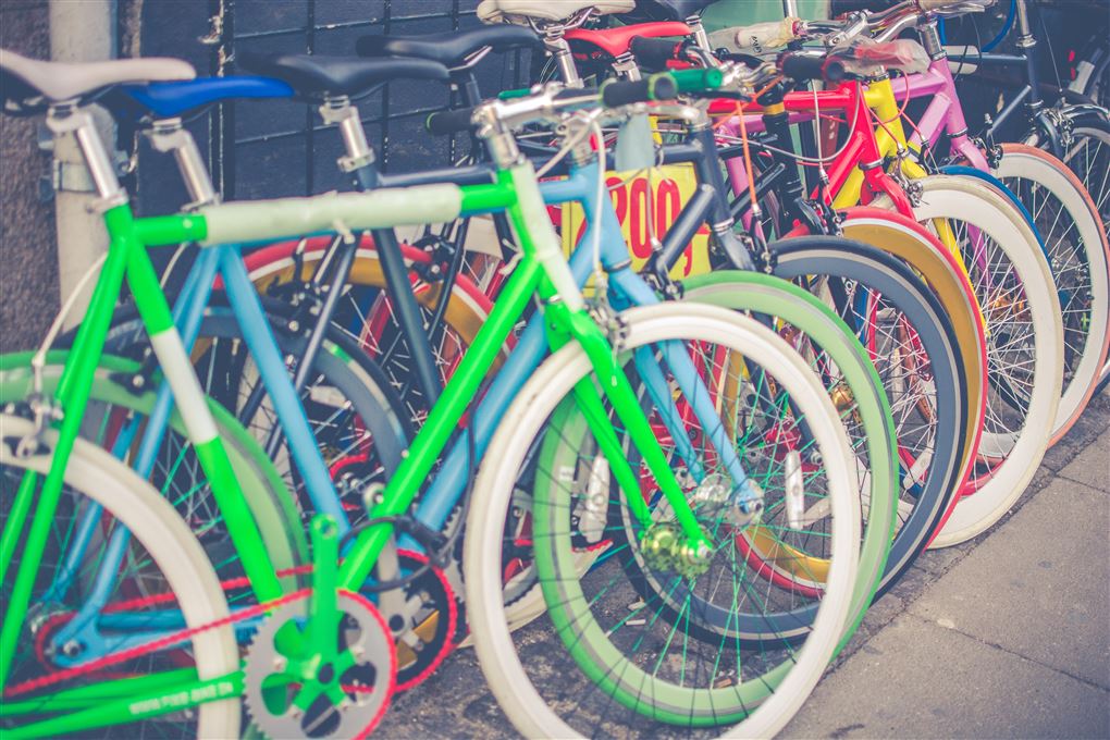 Farvestrålende cykler på rad og række