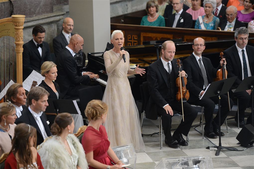 Marie Fredriksson synger i kirke