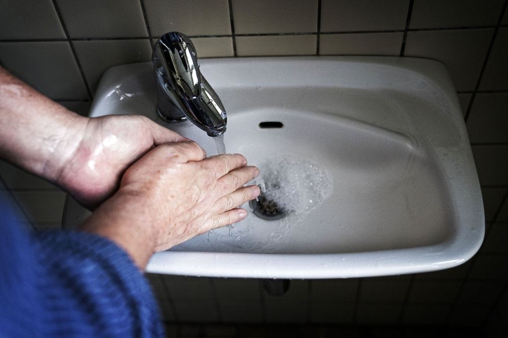 person vasker hænder 