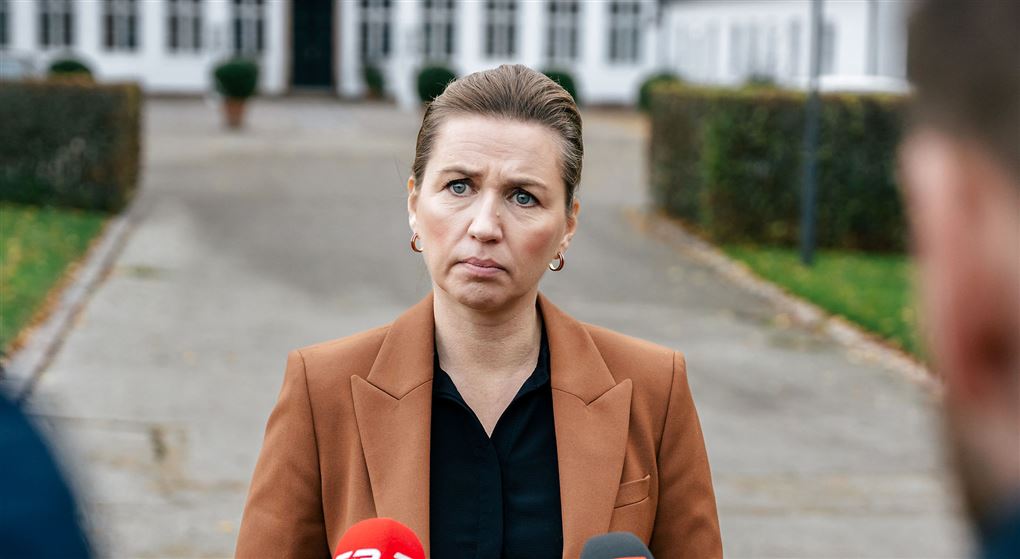 kvinde ser alvorlig ud