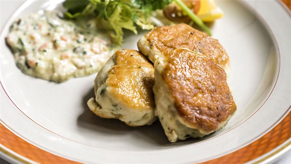 fiskefrikadeller på tallerken