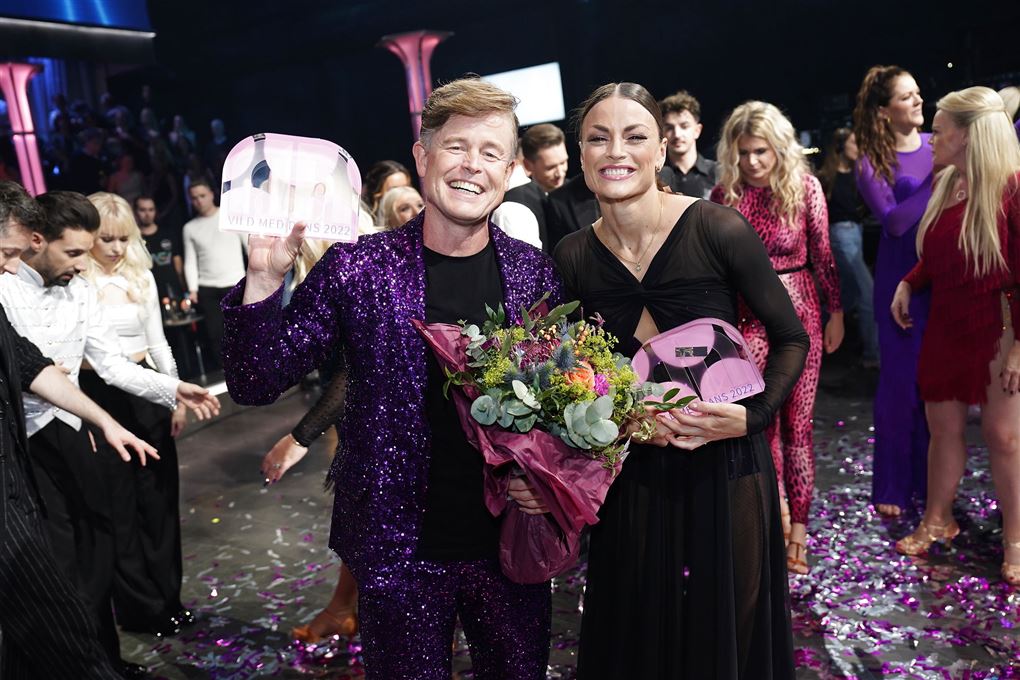 Caspar Phillipson og Malene Østergaard med blomster og trofæ