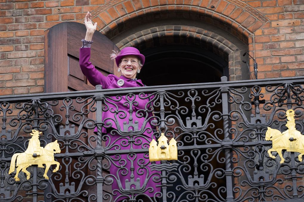 Dronningen vinker fra balkon