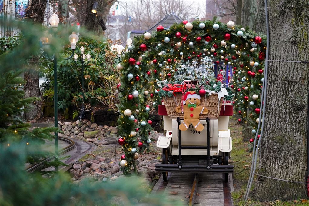 En veteranbil på skinner med julepynt omkring