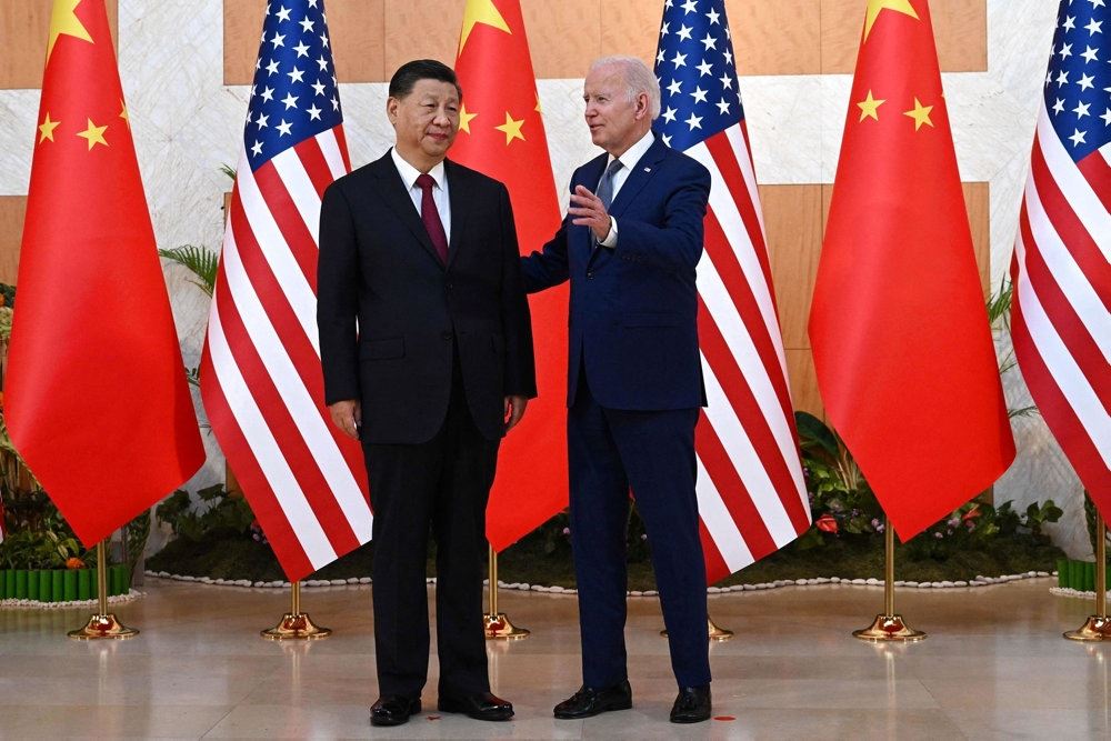 US President Joe Biden (R) and Chinese President Xi Jinping 