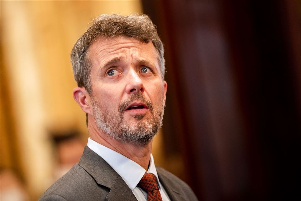 Kronprins Frederik ser lidt ked af det ud.