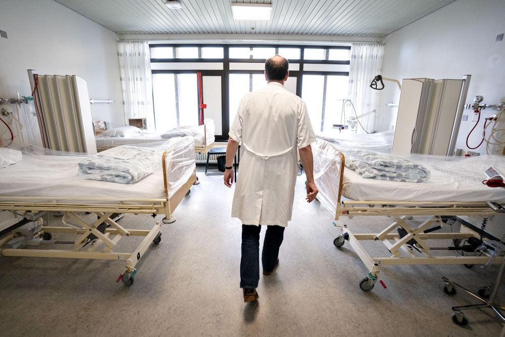 en læge på et hospital
