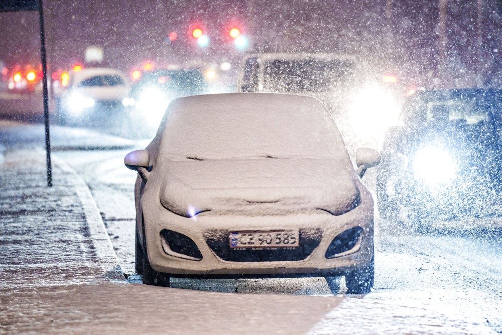 Bil dækket af sne