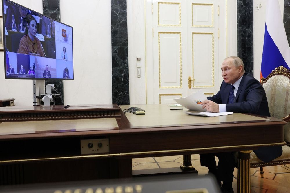 Putin ved langt bord