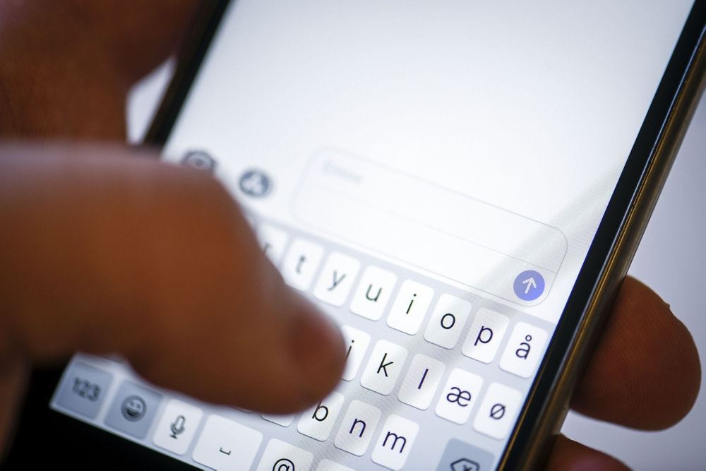 person taster på mobiltelefon