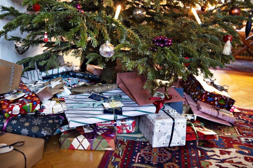 Gaver under et juletræ
