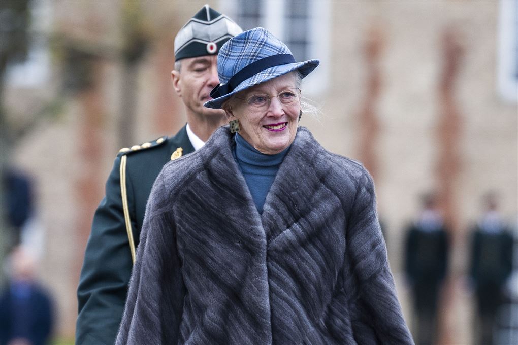 Dronning Margrethe i pels udenfor