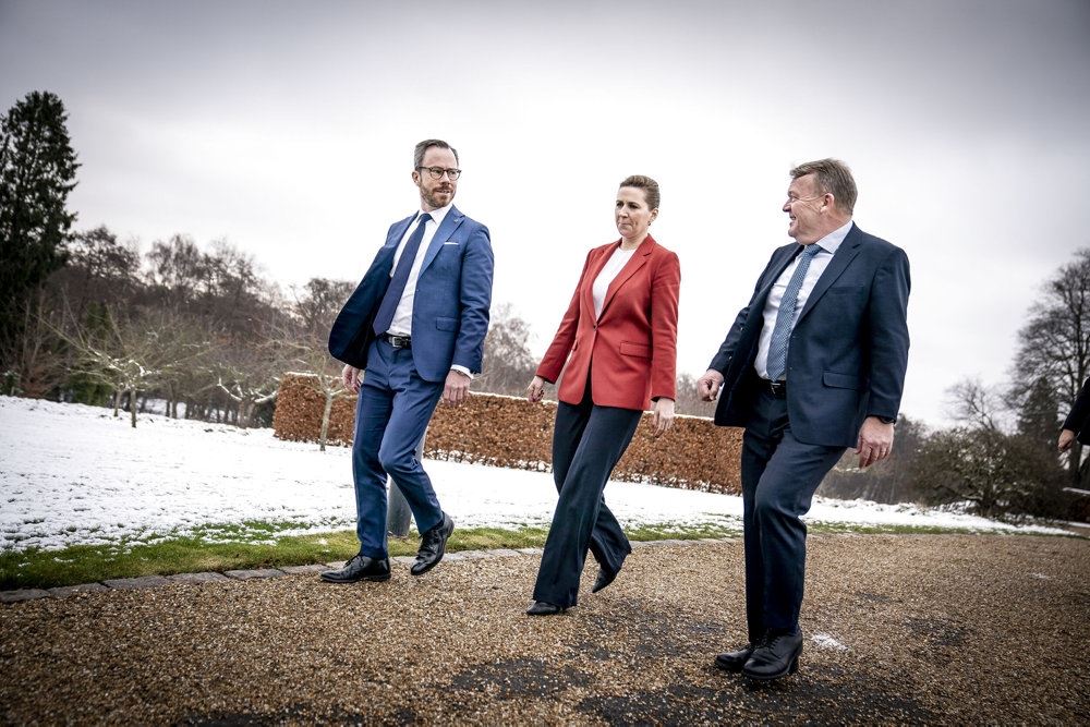 tre personer går ved siden af hinanden