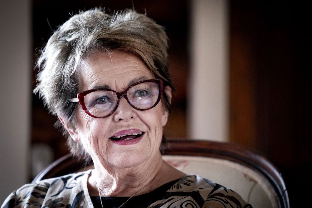 En ældre dame smiler