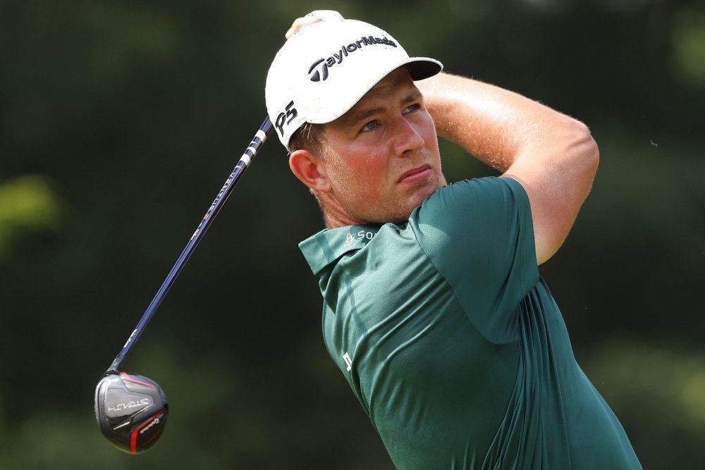golfspiller slår et slag