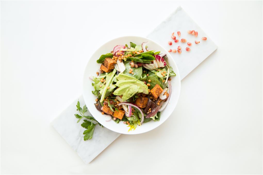 En salat på en tallerken