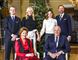 Hele den norske kongefamilie foran et stort juletræ.