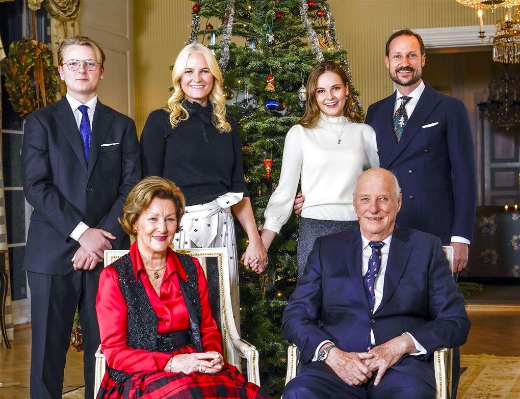 Hele den norske kongefamilie foran et stort juletræ.