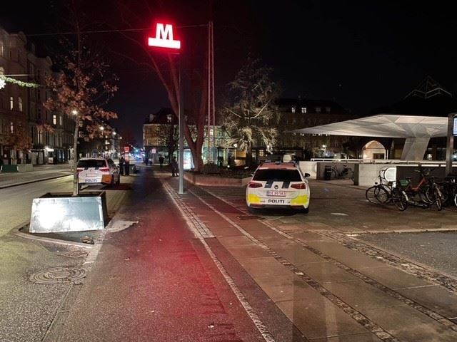 politibil holder ved metrostation