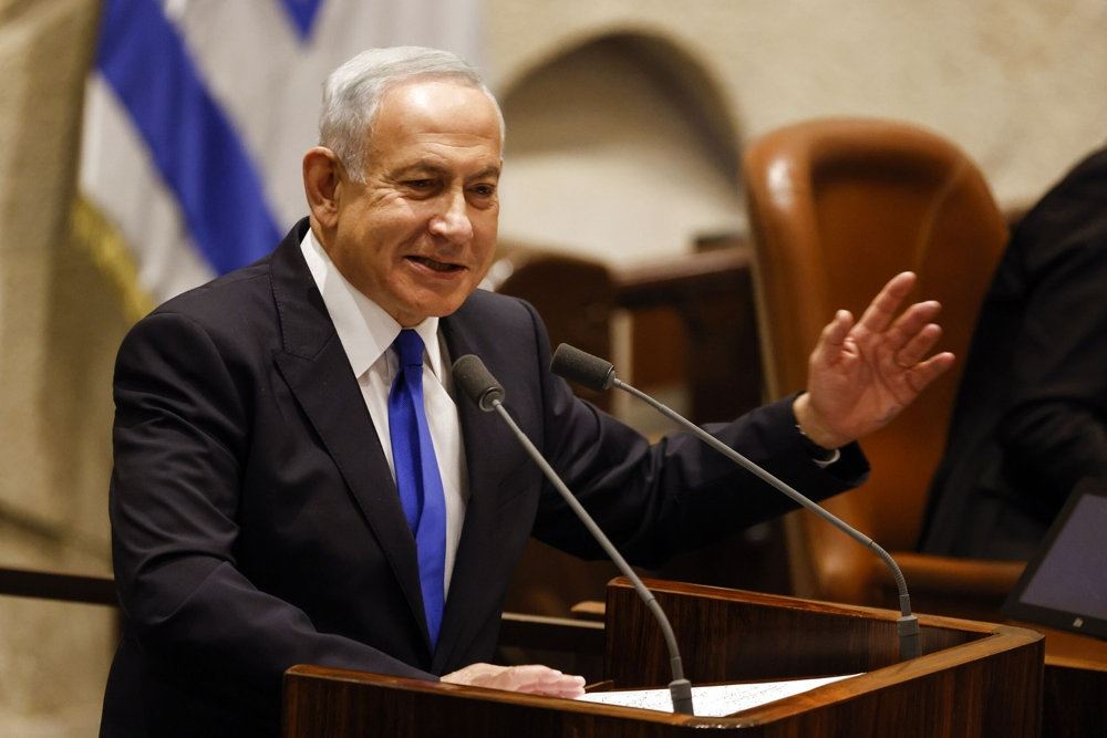 Benjamin Netanyahu smiler og vinker