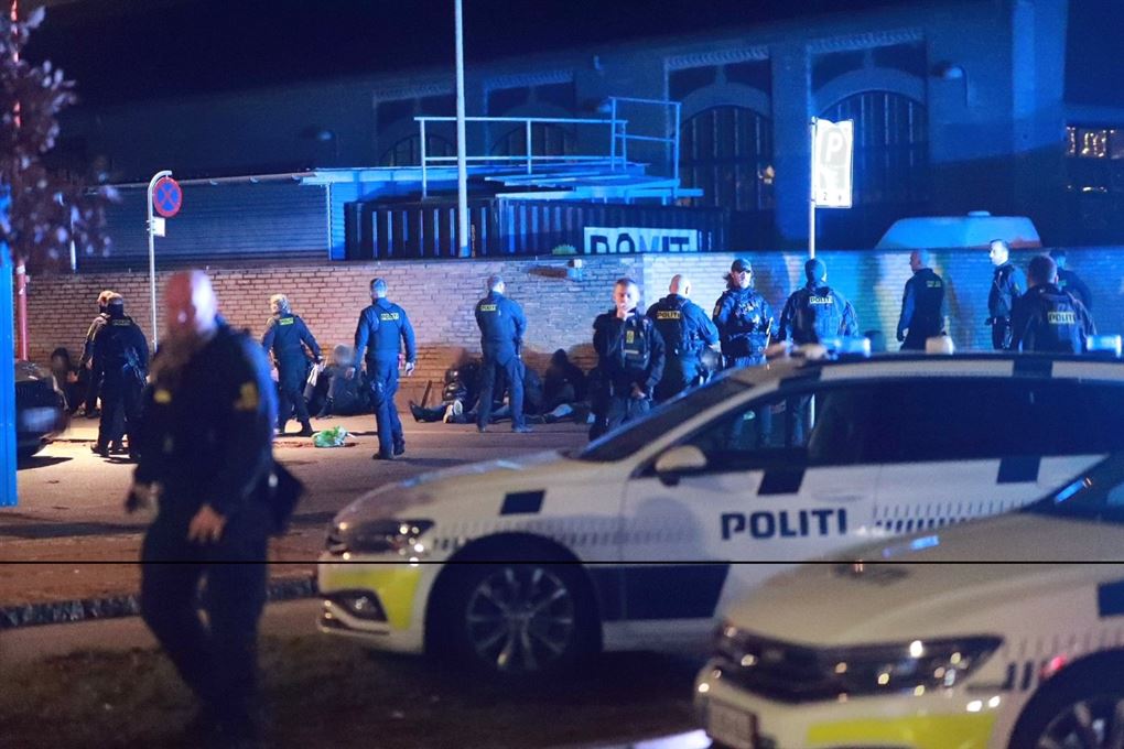 politibiler og politifolk 