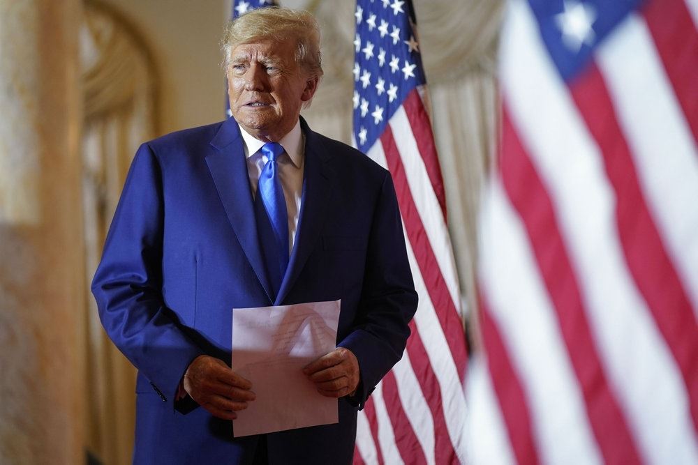 Donald Trump ved amerikanske flag