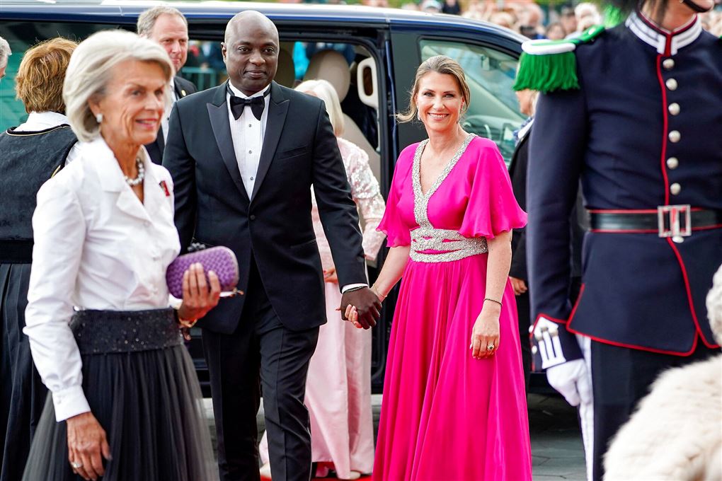 Märtha Louise og Durek Verrett hånd i hånd