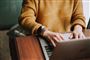 En kvinde sidder og arbejder ved en computer