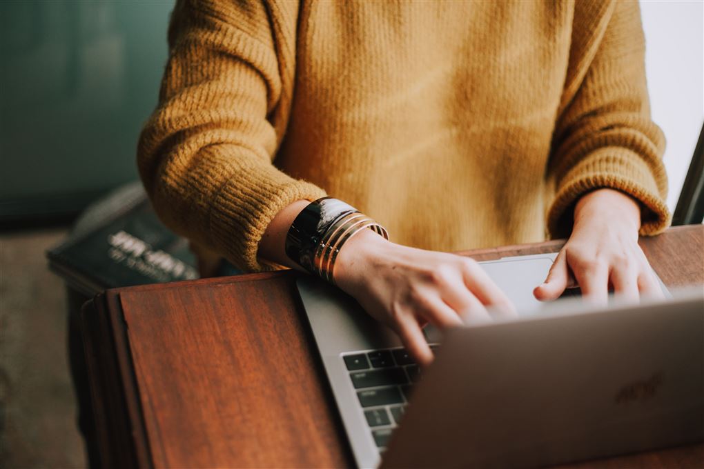 En kvinde sidder og arbejder ved en computer