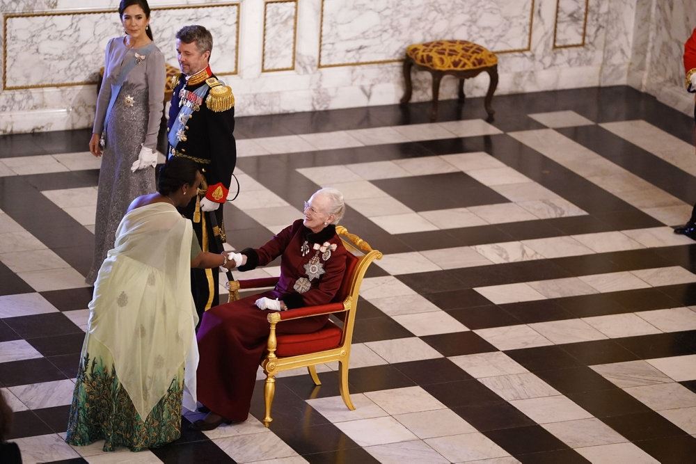 to personer står foran dronningen