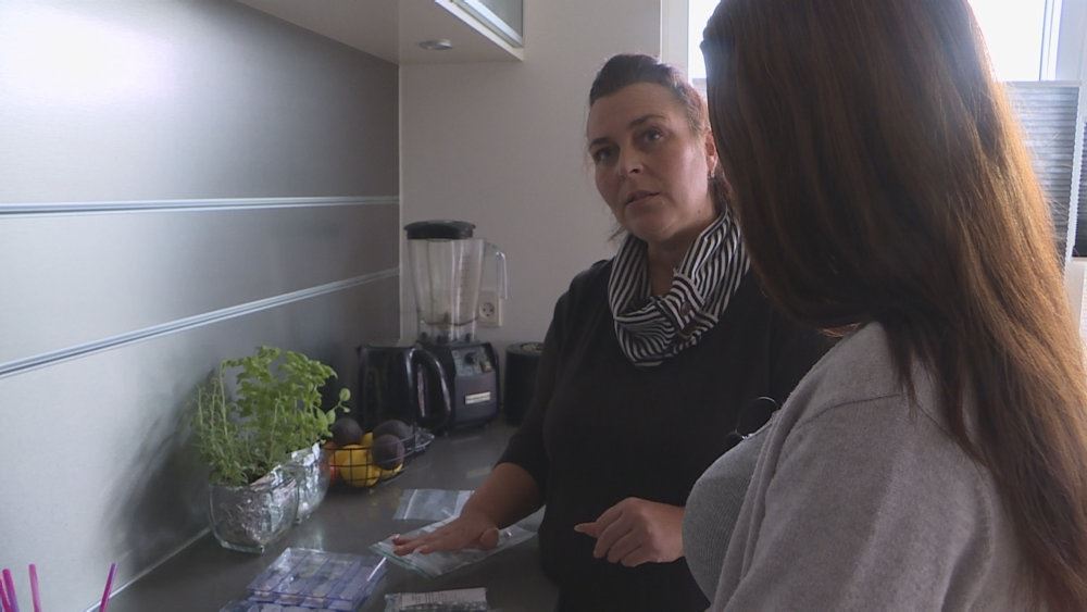kvinde står i køkken