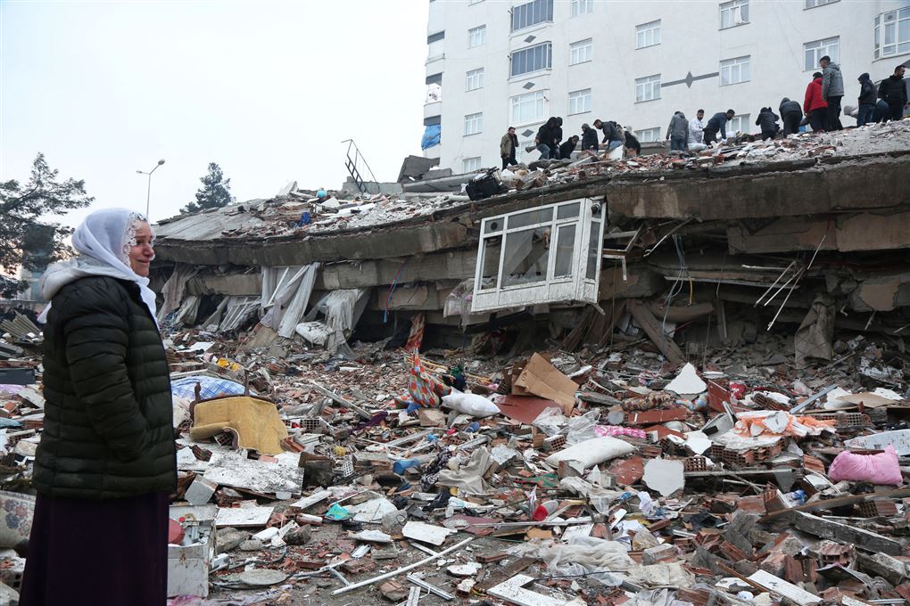 ødelæggelser i by efter jordskælv 