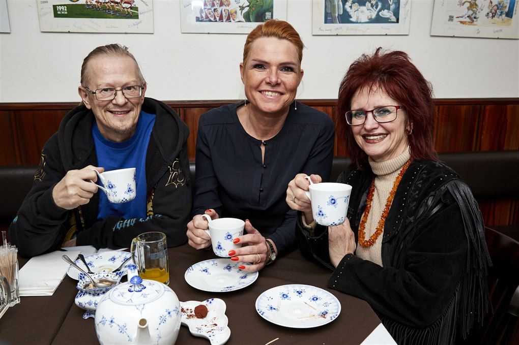 tre personer drikker kaffe