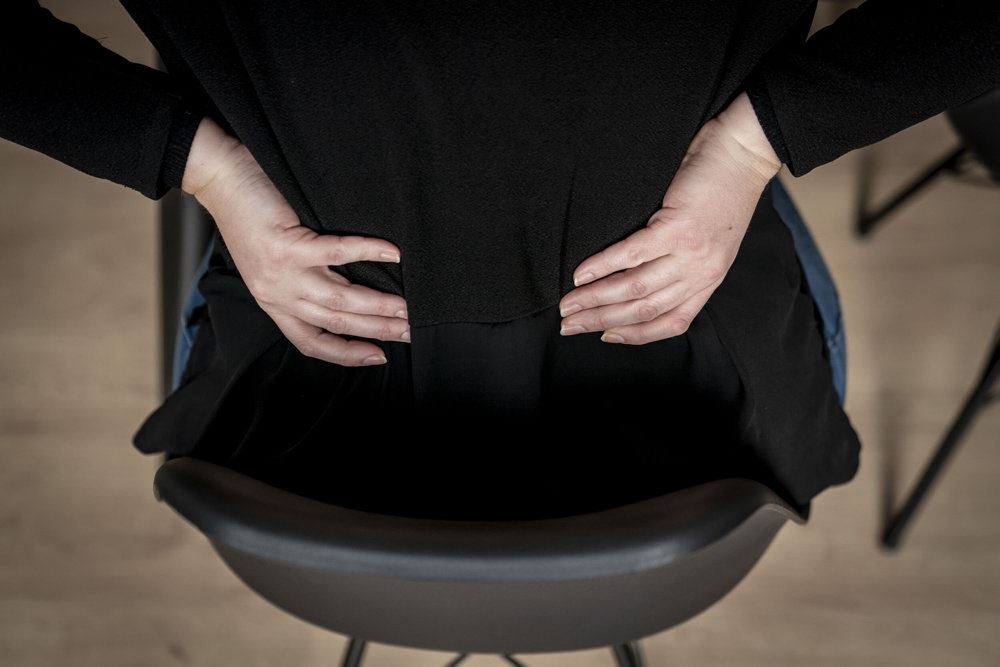 En person holder på sin lænd