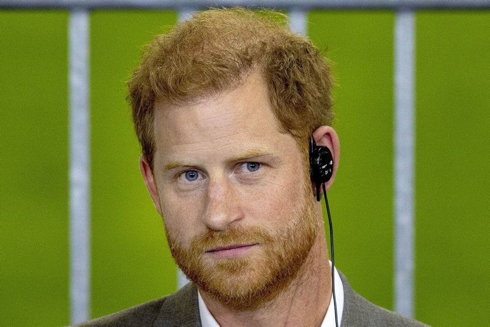 prins harry sidder med headset