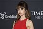  Lily Collins i rød kjole