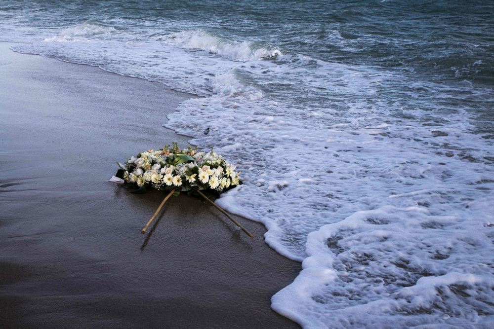 En blomsterkrans på en strand