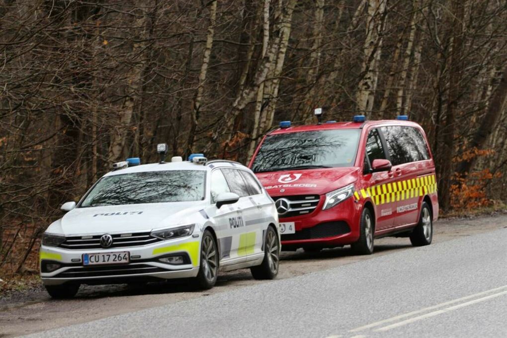 politi og redningskøretøj holder på vej 