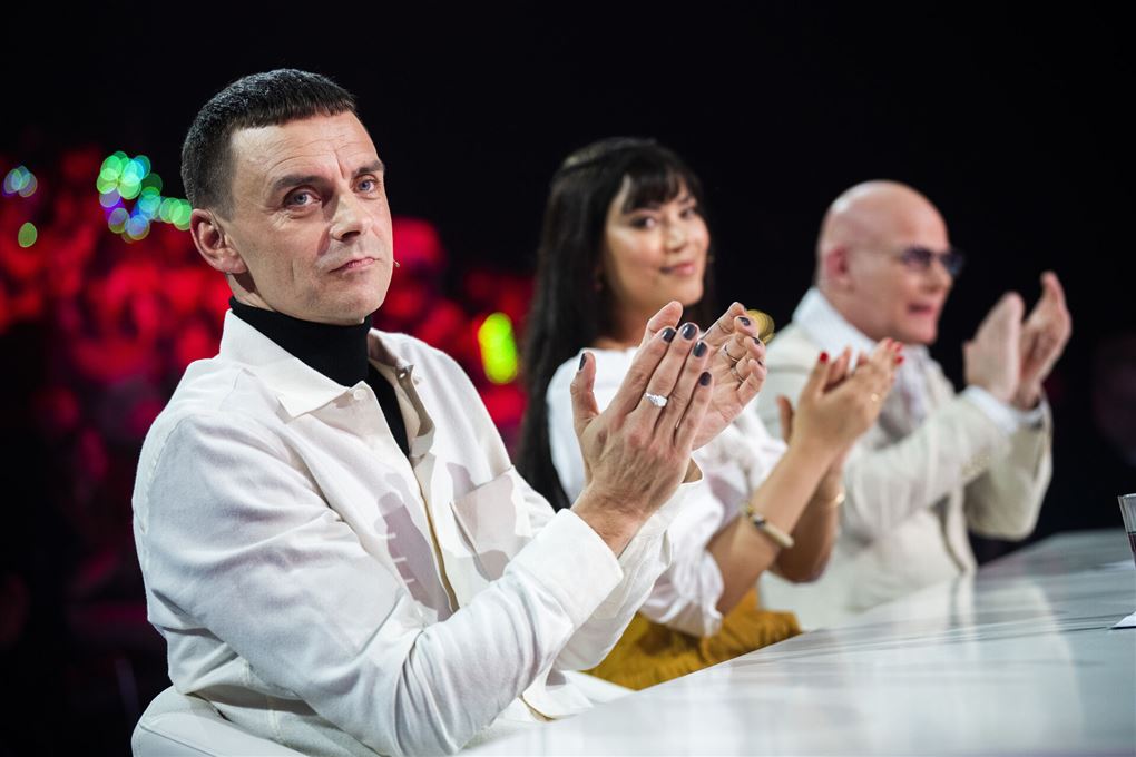 tre x factor-dommere sidder ved bord og klapper 
