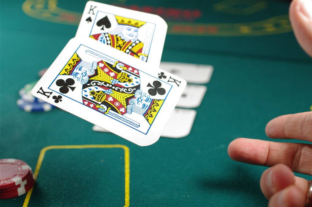 Kortspil på et kasino. 