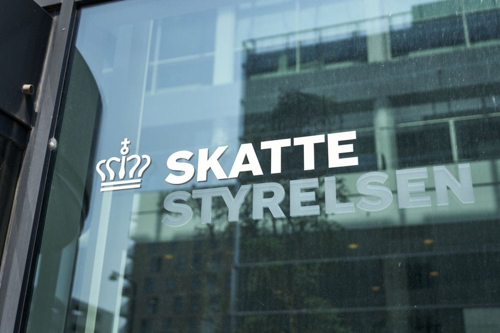 Et logo på en facade