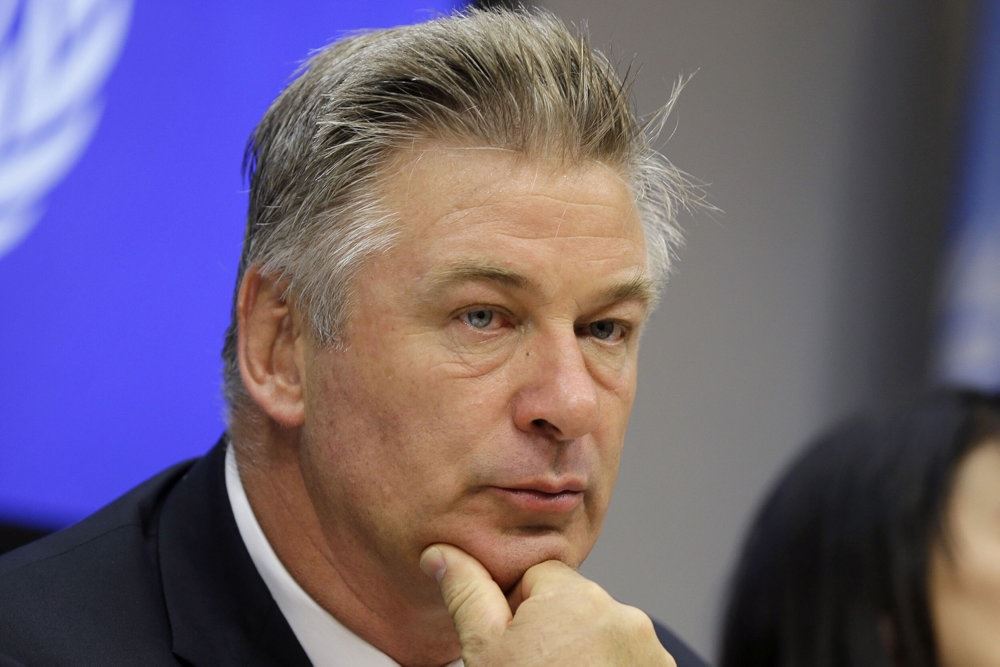 Alec Baldwin ser alvorlig ud