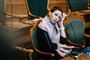 kvinde sidder i folketingssalen