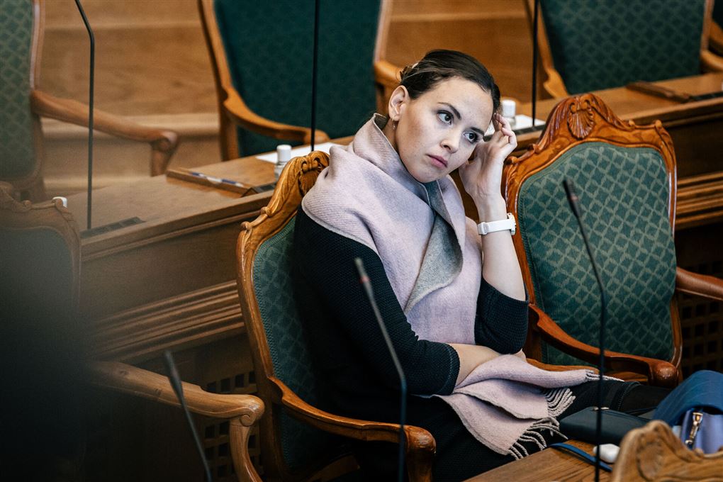 kvinde sidder i folketingssalen