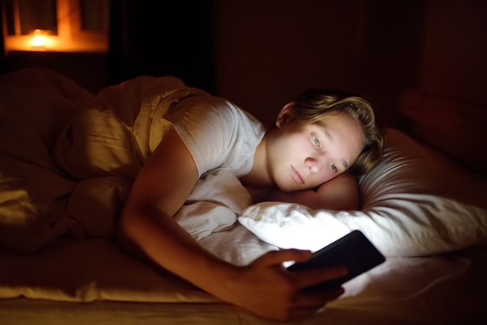 en ung teenager med en mobil