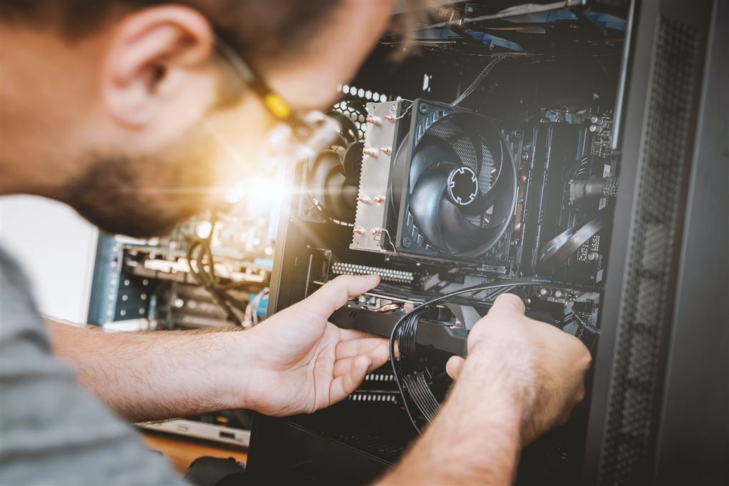 Mand roder i server